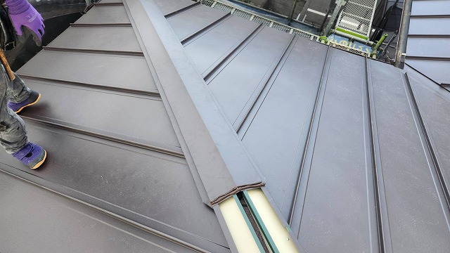 丸亀市　ガルバリウム屋根の棟部分を設置