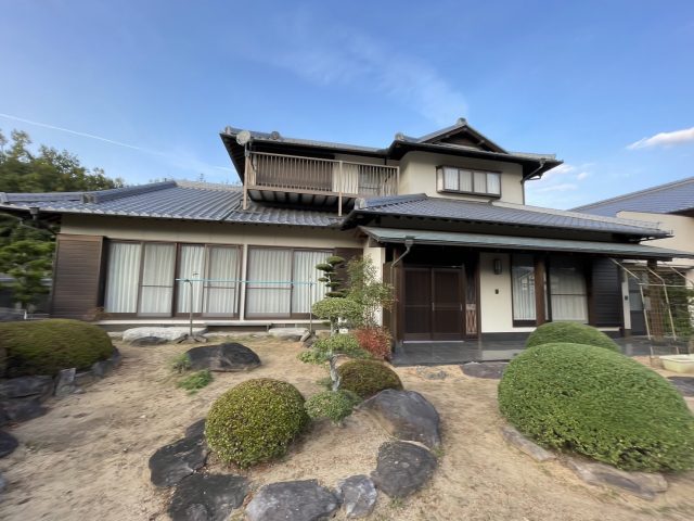 中間町で無料点検｜母屋・納屋の屋根の経年劣化に漆喰補修とカバー工事をご提案