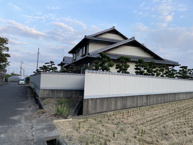 中間町の黒ずんだ塀