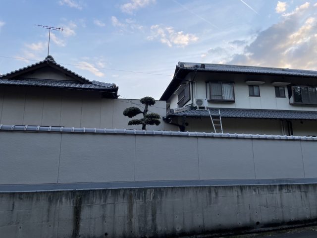 中間町の黒ずみが目立っていた塀