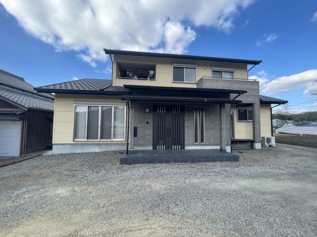 丸亀市綾歌町の屋根点検で発覚！外壁の経年劣化と妻換気からの雨漏り、塗装と部品交換をご提案