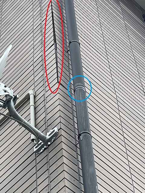 外壁がういている写真