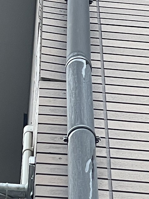 割れた樋の写真