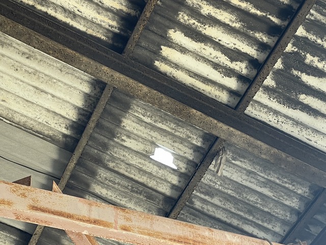 高松市　築40年の工場スレート屋根で雨漏り発生！ドローン点検で見つかった穴と劣化の実態