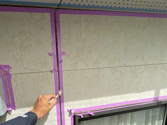 高松市のコーキング打ち替えに伴うプライマー塗布