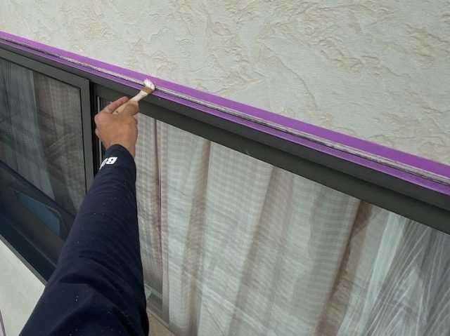 高松市のシーリング打ち替えにおけるプライマー塗布