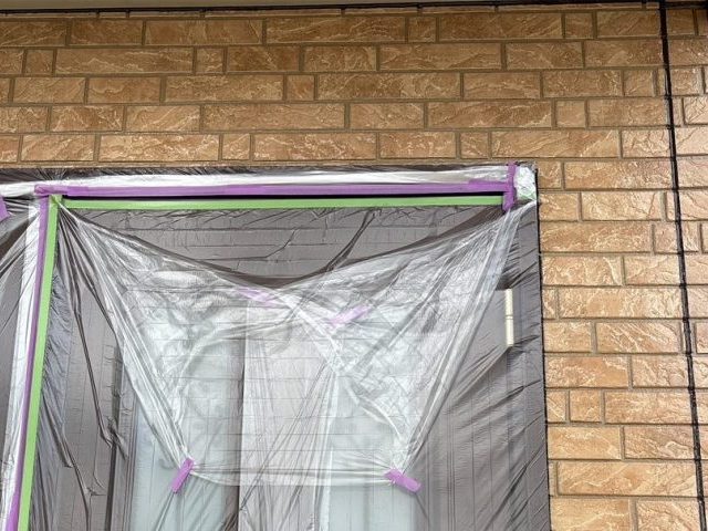 高松市の外壁クリア塗装における上塗り1回目