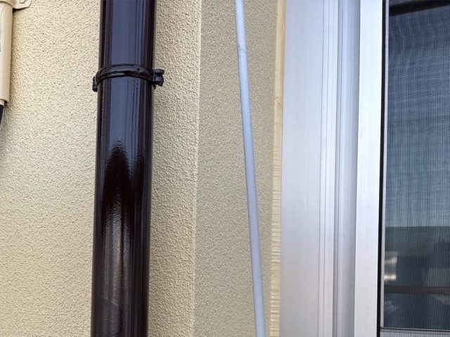 三木町の縦樋の上塗り後