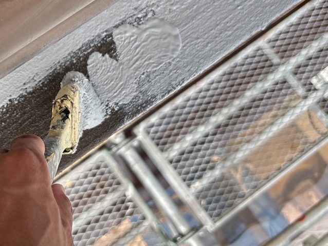 三木町で刷毛による上塗り状況