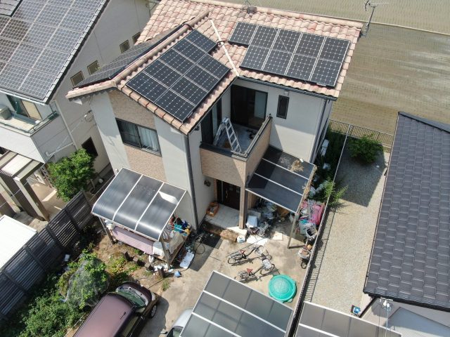 高松市林町にて太陽光パネル下の鳩被害を調査｜パネル脱着と清掃、ステンレスメッシュ設置のご提案