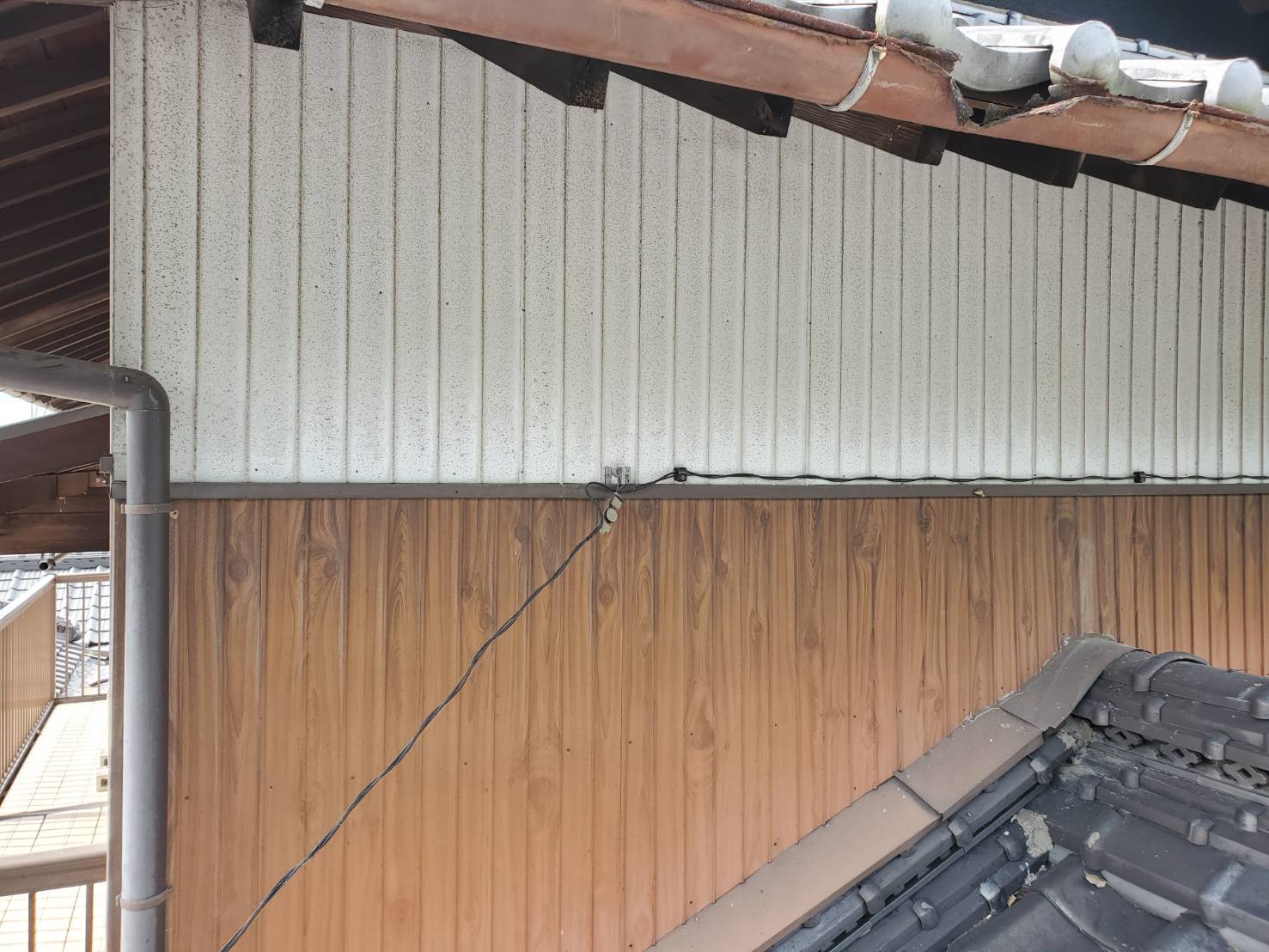 丸亀市にて2階建て瓦屋根のサビストップ、ウォールSiにおける外壁塗装について