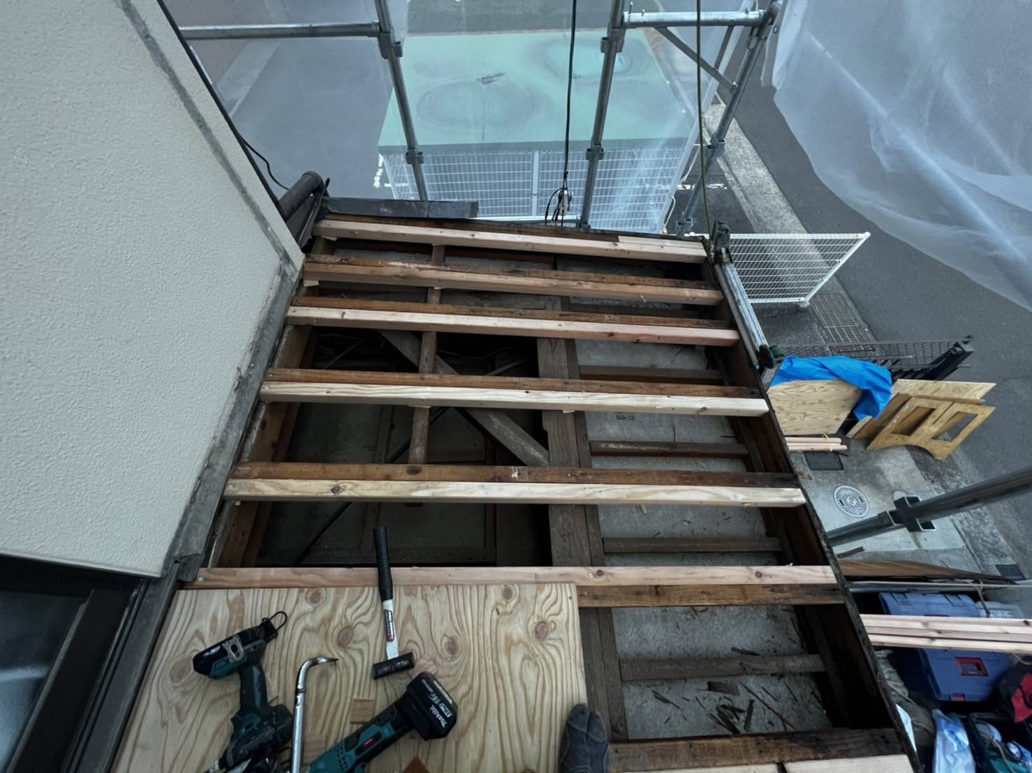 下屋根の下地づくり