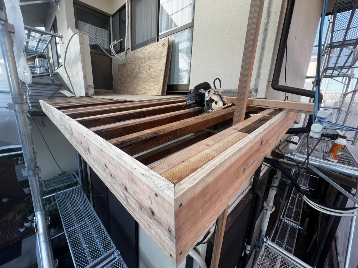 下屋根の木枠づくり