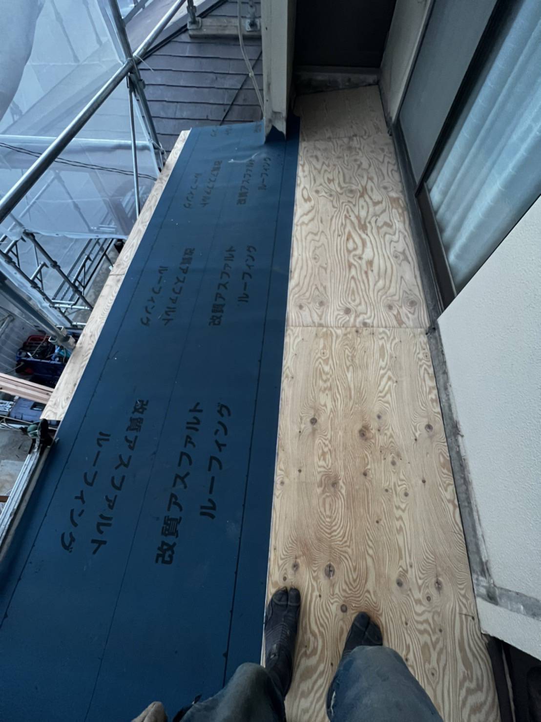 下屋根のべにや板設置