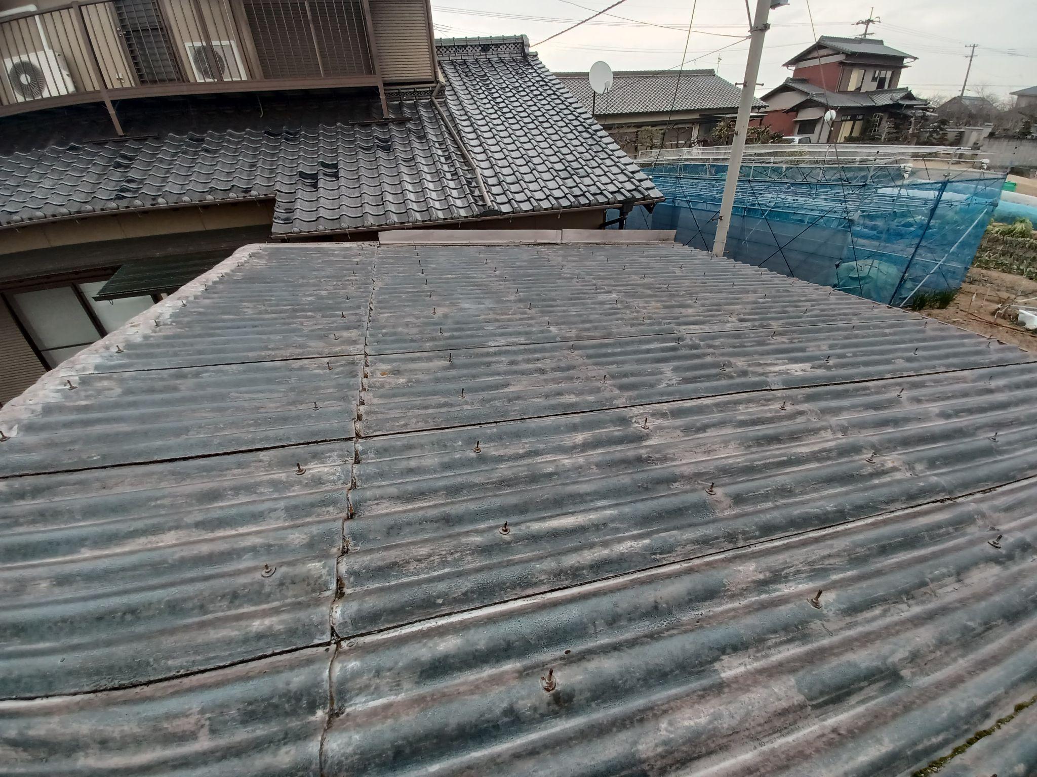 丸亀市にて経年劣化による波スレート屋根車庫屋根塗装工事