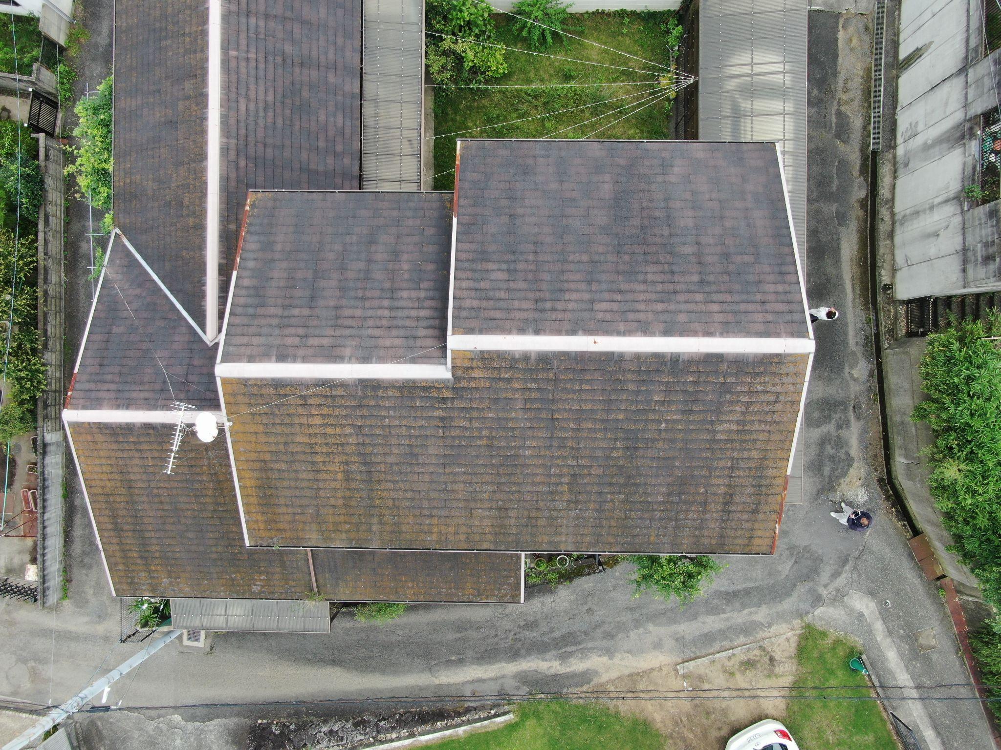 丸亀市にて苔の生えた２階建てスレート屋根塗装工事