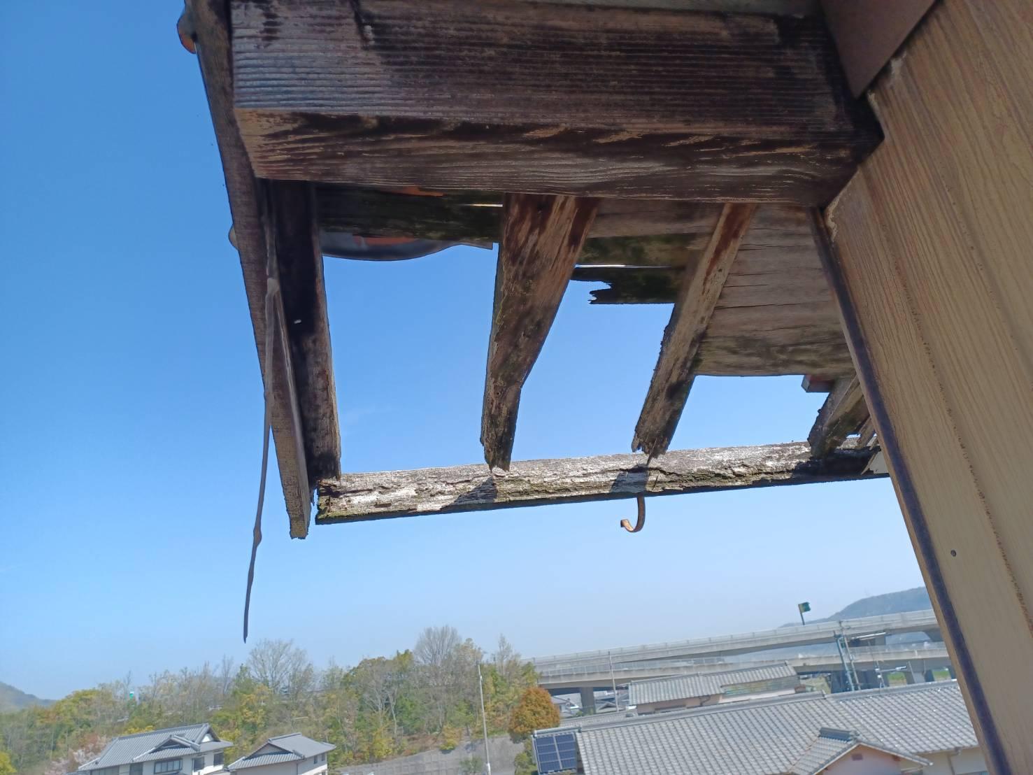 高松市にて経年劣化による屋根損傷の修繕、塗装工事