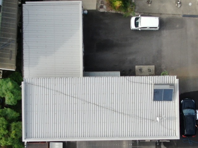 丸亀市でドローン点検!88折版屋根のボルト錆びを発見!サビヤーズで防錆対策