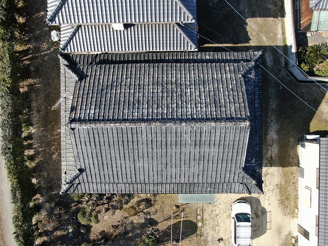 屋根葺き替えする建物の航空写真