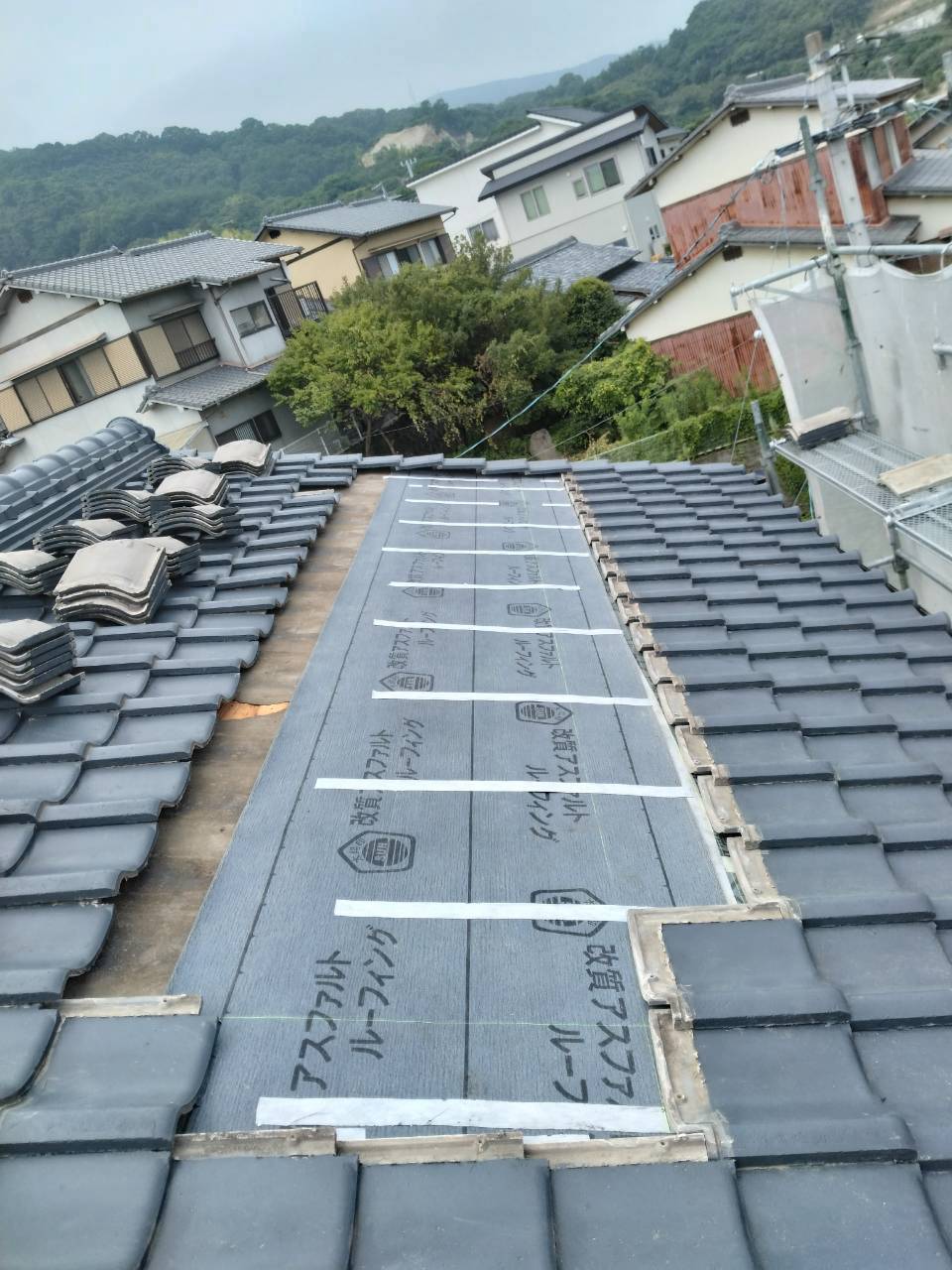 高松市　ルーフィング施工の様子（住宅街を望む）
